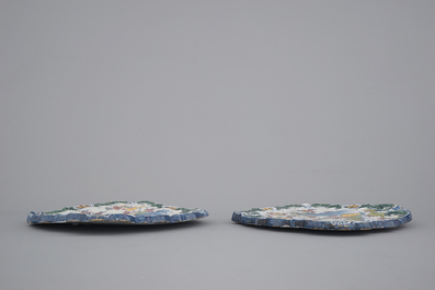 Een paar Delfts aardewerken chinoiserie plaquettes, gedateerd 1757