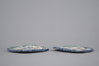 Een paar Delfts aardewerken chinoiserie plaquettes, gedateerd 1757