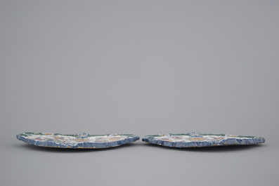Een paar Delfts aardewerken chinoiserie plaquettes, gedateerd 1757