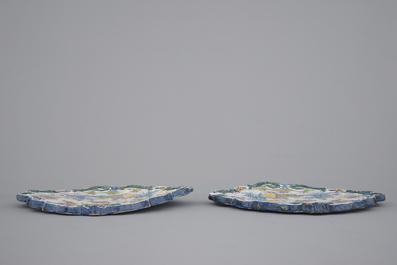 Een paar Delfts aardewerken chinoiserie plaquettes, gedateerd 1757