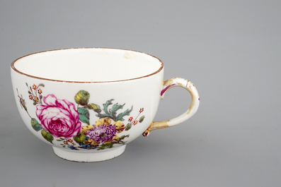Une cafeti&egrave;re et sa tasse en porcelaine de H&ouml;chst, 18&egrave;me si&egrave;cle