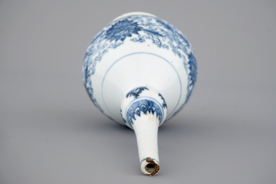 Un vase bouteille en porcelain de Chine, Kangxi, ca. 1700