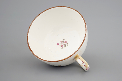 Une cafeti&egrave;re et sa tasse en porcelaine de H&ouml;chst, 18&egrave;me si&egrave;cle