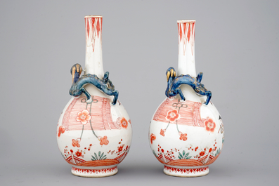 Une paire de bouteilles en porcelaine de Chine surd&eacute;cor&eacute;s aux Pays-Bas, Kangxi, ca. 1700