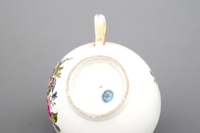Une cafeti&egrave;re et sa tasse en porcelaine de H&ouml;chst, 18&egrave;me si&egrave;cle