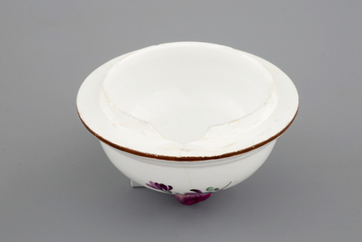 Une cafeti&egrave;re et sa tasse en porcelaine de H&ouml;chst, 18&egrave;me si&egrave;cle