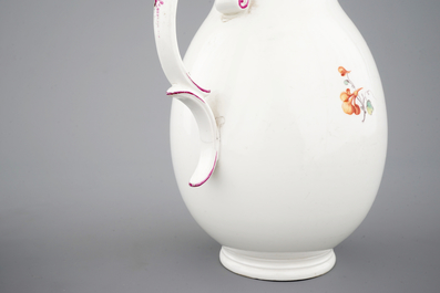 Une cafeti&egrave;re et sa tasse en porcelaine de H&ouml;chst, 18&egrave;me si&egrave;cle