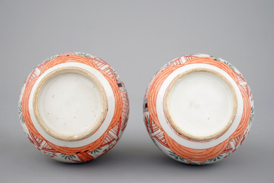 Une paire de bouteilles en porcelaine de Chine surd&eacute;cor&eacute;s aux Pays-Bas, Kangxi, ca. 1700