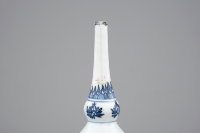 Un vase bouteille en porcelain de Chine, Kangxi, ca. 1700