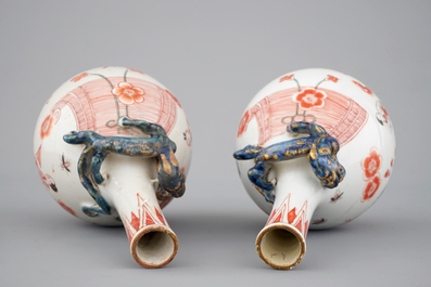 Une paire de bouteilles en porcelaine de Chine surd&eacute;cor&eacute;s aux Pays-Bas, Kangxi, ca. 1700