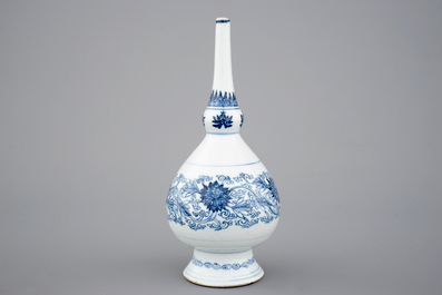 Un vase bouteille en porcelain de Chine, Kangxi, ca. 1700