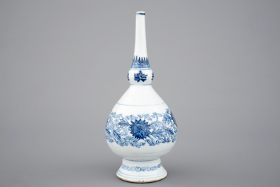 Un vase bouteille en porcelain de Chine, Kangxi, ca. 1700