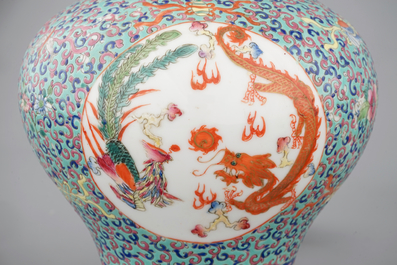Une paire de vases couvertes en porcelaine de Chine famille rose, 20&egrave;me