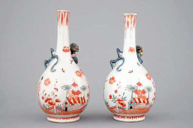Une paire de bouteilles en porcelaine de Chine surd&eacute;cor&eacute;s aux Pays-Bas, Kangxi, ca. 1700