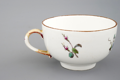 Une cafeti&egrave;re et sa tasse en porcelaine de H&ouml;chst, 18&egrave;me si&egrave;cle