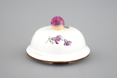 Une cafeti&egrave;re et sa tasse en porcelaine de H&ouml;chst, 18&egrave;me si&egrave;cle