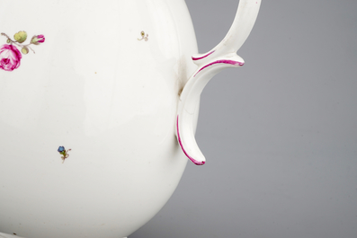 Une cafeti&egrave;re et sa tasse en porcelaine de H&ouml;chst, 18&egrave;me si&egrave;cle