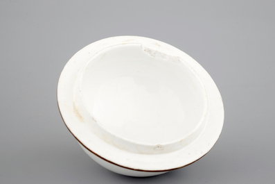 Une cafeti&egrave;re et sa tasse en porcelaine de H&ouml;chst, 18&egrave;me si&egrave;cle