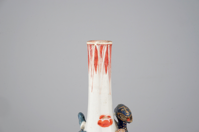 Une paire de bouteilles en porcelaine de Chine surd&eacute;cor&eacute;s aux Pays-Bas, Kangxi, ca. 1700