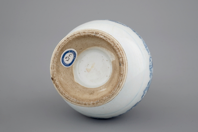 Un vase bouteille en porcelain de Chine, Kangxi, ca. 1700