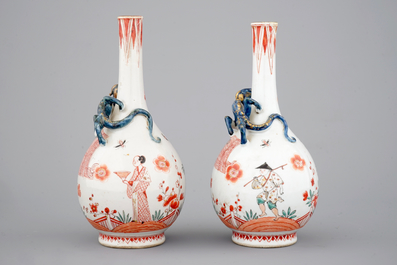 Une paire de bouteilles en porcelaine de Chine surd&eacute;cor&eacute;s aux Pays-Bas, Kangxi, ca. 1700