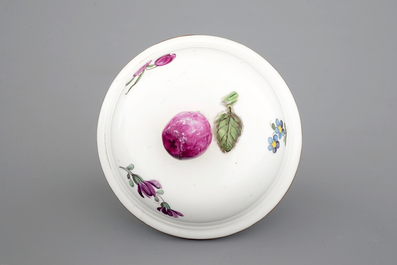 Une cafeti&egrave;re et sa tasse en porcelaine de H&ouml;chst, 18&egrave;me si&egrave;cle