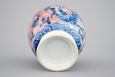 Een Chinees porseleinen drakenvaas in blauw en onderglazuur rood, 19e eeuw