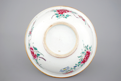 Een grote diepe Chinese famille rose kom, Qianlong, 18e eeuw
