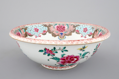 Een grote diepe Chinese famille rose kom, Qianlong, 18e eeuw