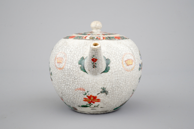 Une th&eacute;i&egrave;re en famille verte et craquel&eacute;, Kangxi, ca. 1700