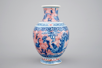 Een Chinees porseleinen drakenvaas in blauw en onderglazuur rood, 19e eeuw