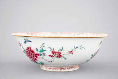 Een grote diepe Chinese famille rose kom, Qianlong, 18e eeuw