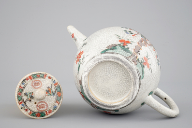 Une th&eacute;i&egrave;re en famille verte et craquel&eacute;, Kangxi, ca. 1700