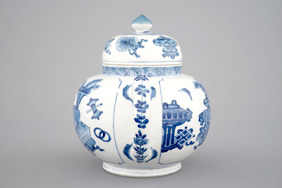 Une grande th&eacute;i&egrave;re en porcelaine de Chine bleu et blanc, &eacute;poque Kangxi, ca. 1700