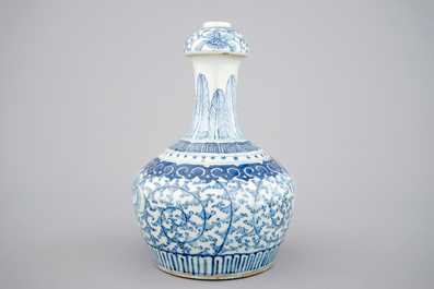 Un kendi en porcelaine de Chine bleu et blanc pour le march&eacute; indon&eacute;sien, 19&egrave;me