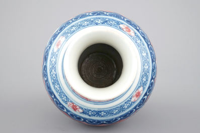 Een Chinees porseleinen drakenvaas in blauw en onderglazuur rood, 19e eeuw