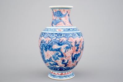 Een Chinees porseleinen drakenvaas in blauw en onderglazuur rood, 19e eeuw