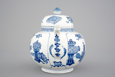 Une grande th&eacute;i&egrave;re en porcelaine de Chine bleu et blanc, &eacute;poque Kangxi, ca. 1700