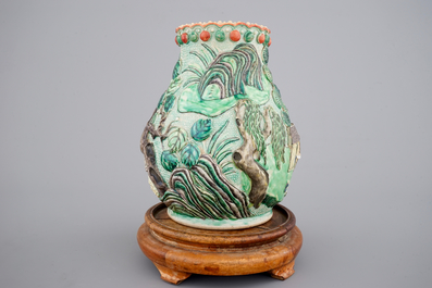 Un vase de forme hu, d&eacute;cor en reli&euml;f d'un paysage, Nankin, 19&egrave;me