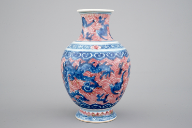 Een Chinees porseleinen drakenvaas in blauw en onderglazuur rood, 19e eeuw