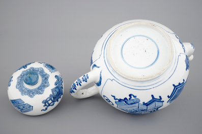 Une grande th&eacute;i&egrave;re en porcelaine de Chine bleu et blanc, &eacute;poque Kangxi, ca. 1700