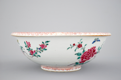 Een grote diepe Chinese famille rose kom, Qianlong, 18e eeuw