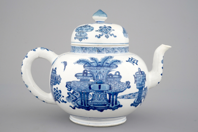 Une grande th&eacute;i&egrave;re en porcelaine de Chine bleu et blanc, &eacute;poque Kangxi, ca. 1700