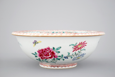 Een grote diepe Chinese famille rose kom, Qianlong, 18e eeuw