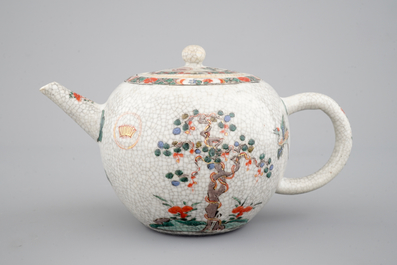 Une th&eacute;i&egrave;re en famille verte et craquel&eacute;, Kangxi, ca. 1700