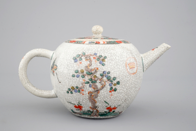 Une th&eacute;i&egrave;re en famille verte et craquel&eacute;, Kangxi, ca. 1700