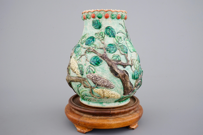Un vase de forme hu, d&eacute;cor en reli&euml;f d'un paysage, Nankin, 19&egrave;me