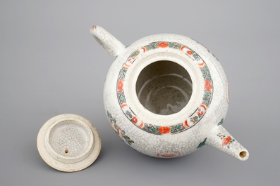 Une th&eacute;i&egrave;re en famille verte et craquel&eacute;, Kangxi, ca. 1700