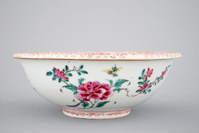 Een grote diepe Chinese famille rose kom, Qianlong, 18e eeuw