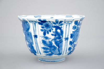 Un bol en porcelaine de Chine de type "kraak", &eacute;poque Wan-Li, Dynastie Ming